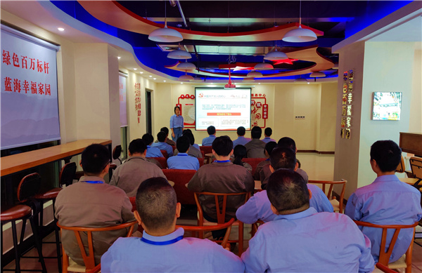 舟山煤電公司班組政治宣傳員以講黨課形式宣講。 張旭 攝.jpg