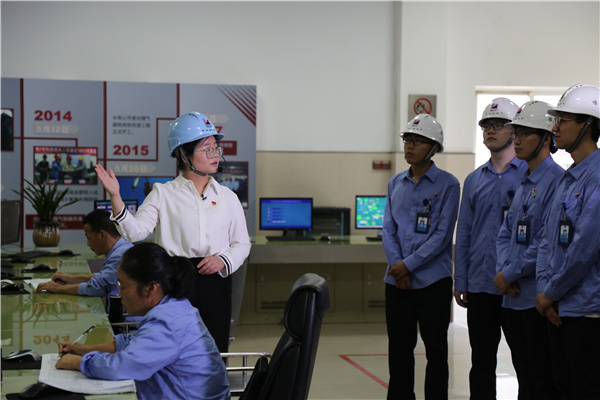 長電政治宣傳員為新入職員工宣講習(xí)近平能源安全新戰(zhàn)略在浙能的實(shí)踐。 溫作仁 攝.jpg