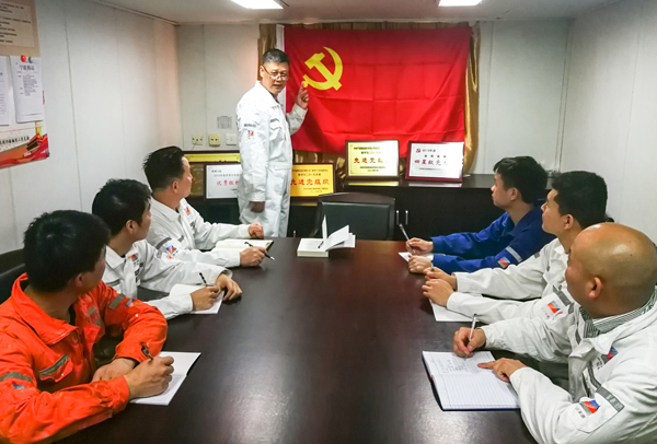 4月20日，浙能集團(tuán)所屬寧波海運(yùn)“明州76”輪黨小組組織開展面向船舶黨團(tuán)員和群眾的黨史主題政治宣講。 屠添榮 攝x.jpg