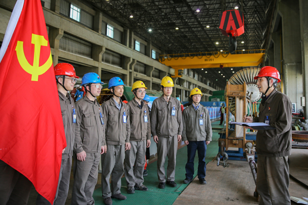 4月20日，浙能集團(tuán)所屬長(zhǎng)興發(fā)電公司政治宣傳員楊曉權(quán)在A修現(xiàn)場(chǎng)開展政治宣講。方磊 攝x.jpg