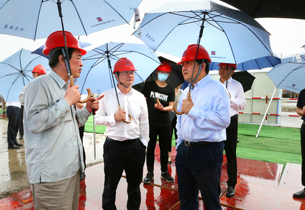 省人大常委會(huì)黨組副書記、副主任李衛(wèi)寧（右一）調(diào)研浙能樂清電廠三期項(xiàng)目。 樓瑋瑤 攝.jpg