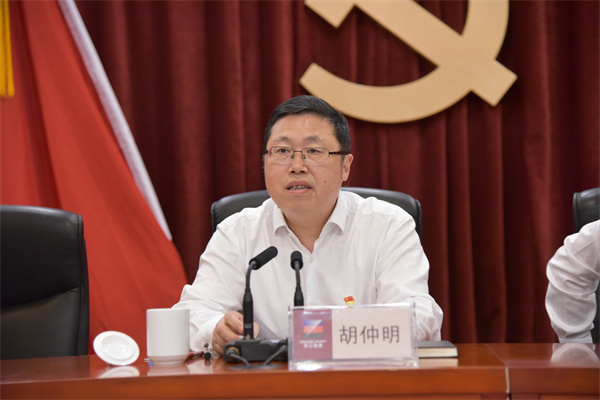 集團(tuán)黨委書記、董事長(zhǎng)胡仲明上專題黨課。 祝益軍 攝.jpg