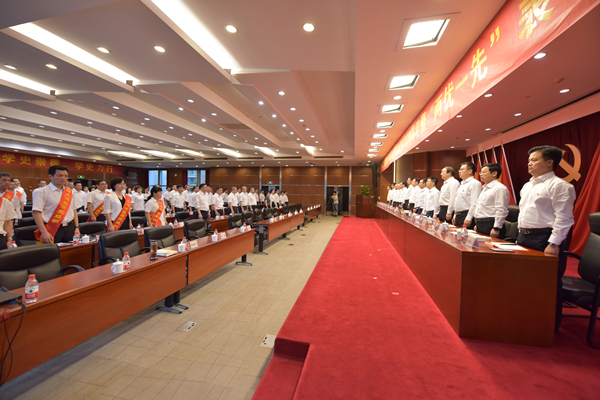 全場(chǎng)起立，奏唱國(guó)歌。 祝益軍 攝.jpg