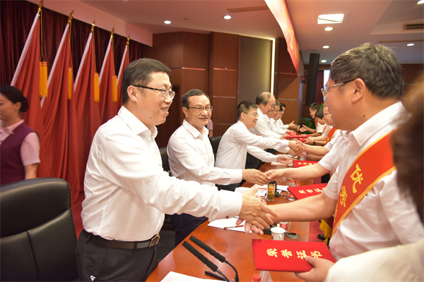 集團(tuán)黨委向受表彰的集團(tuán)“兩優(yōu)一先”代表表示祝賀。 祝益軍 攝.jpg