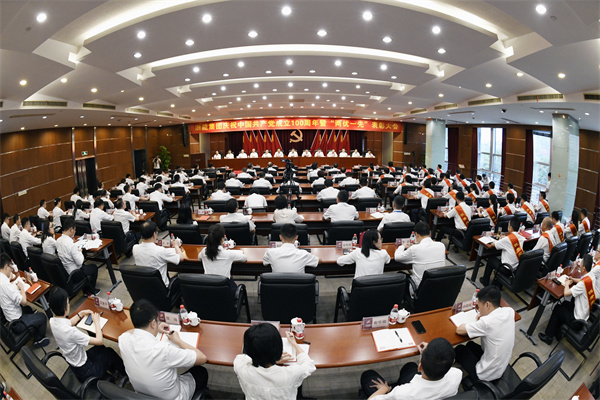 集團(tuán)黨委隆重召開慶祝中國(guó)共產(chǎn)黨成立100周年暨“兩優(yōu)一先”表彰大會(huì)。 朱將云 攝.jpg