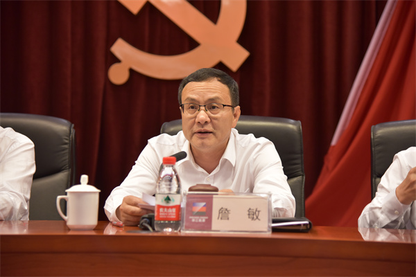 集團(tuán)黨委副書記、總經(jīng)理詹敏宣讀表彰文件。 祝益軍 攝.jpg