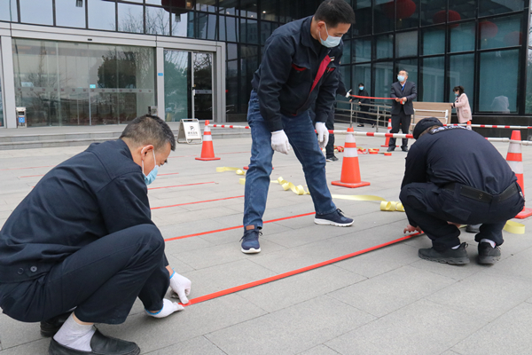 下午四時(shí)，天空下起了雨夾雪，東廣場(chǎng)的一米間隔地標(biāo)已經(jīng)貼好.jpg