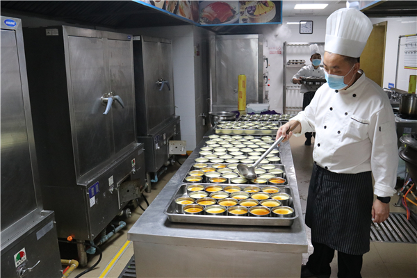 浙能物業(yè)余杭分公司全體動(dòng)員，為大廈職工提供晚餐。 賀鋼馗 攝.jpg