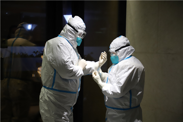 醫(yī)護(hù)人員化身暖心大白，守護(hù)人民健康。 殷夢(mèng)奇 攝.jpg