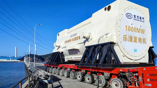 3x-浙能樂清發(fā)電廠 5號機(jī)組重達(dá)409噸發(fā)電機(jī)定子從碼頭運(yùn)輸施工現(xiàn)場場景。張立忠  攝.jpg