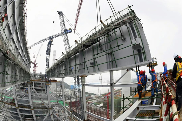 2x-浙能樂清發(fā)電廠三期6號機(jī)組吊裝重達(dá)158噸的鍋爐大板梁K4下梁。朱將云  攝.jpg